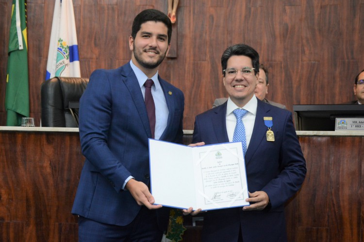 Pedro França e Andrei Aguiar: homenagem na Câmara Municipal(Foto: ASM)