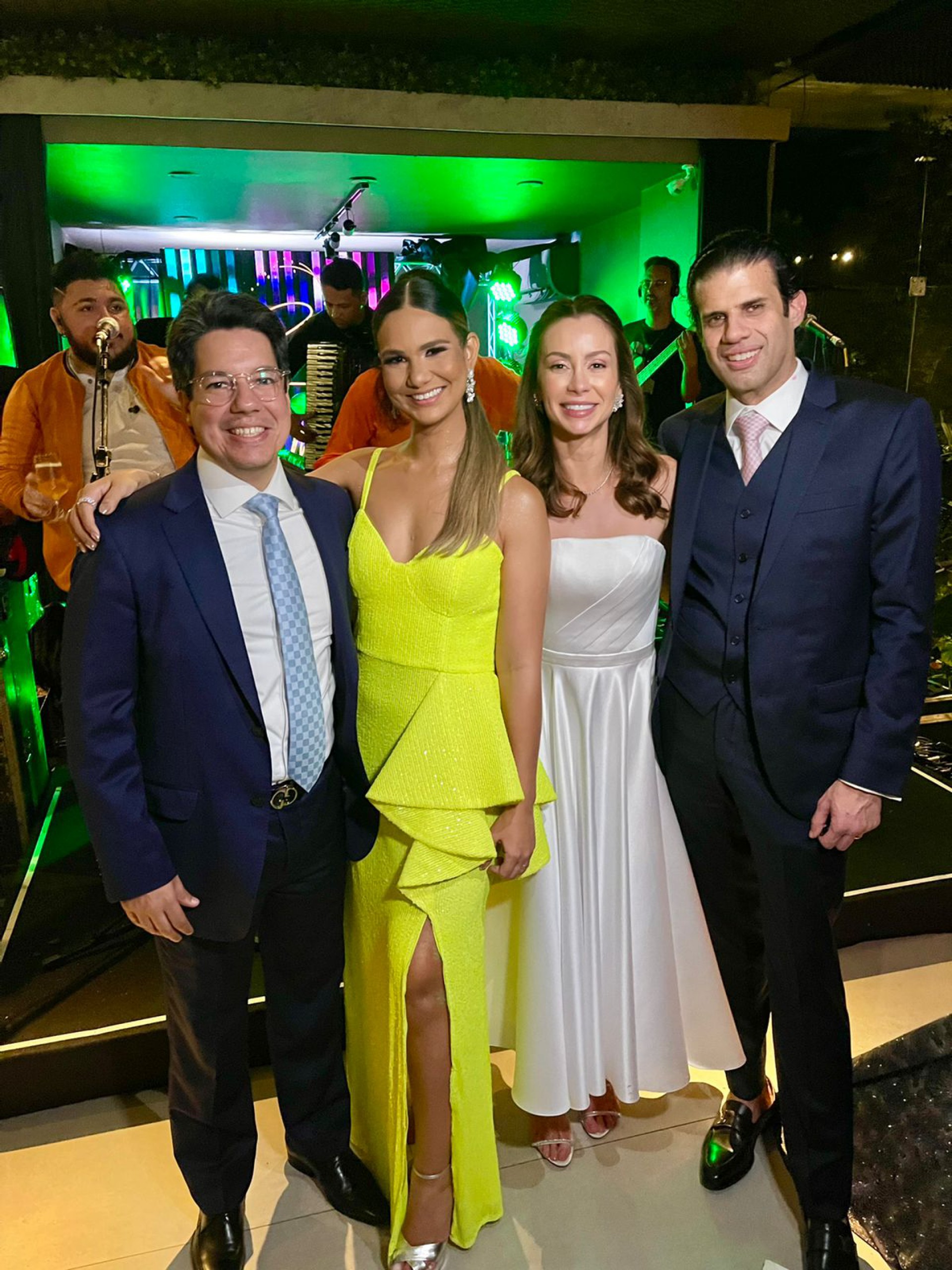 Andrei Aguiar e Aline com os noivos Maryna Landim e Bruno Borges