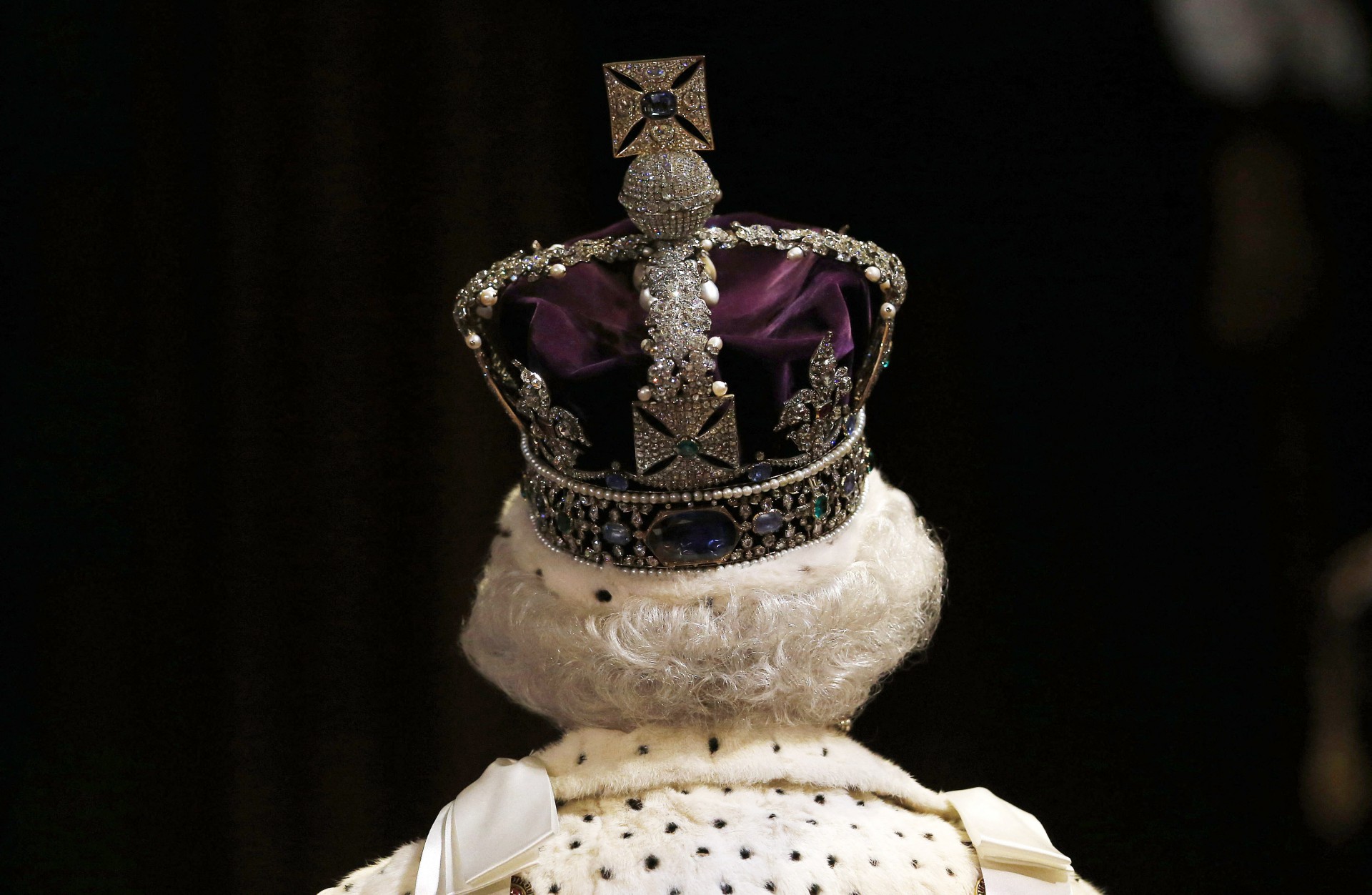 Nesta foto de arquivo tirada em 27 de maio de 2015, a Rainha Elizabeth II da Grã-Bretanha, usando a Coroa Imperial do Estado, enquanto participa da Abertura Estadual do Parlamento na Câmara dos Lordes(Foto: Suzanne PLUNKETT/POOL/AFP )