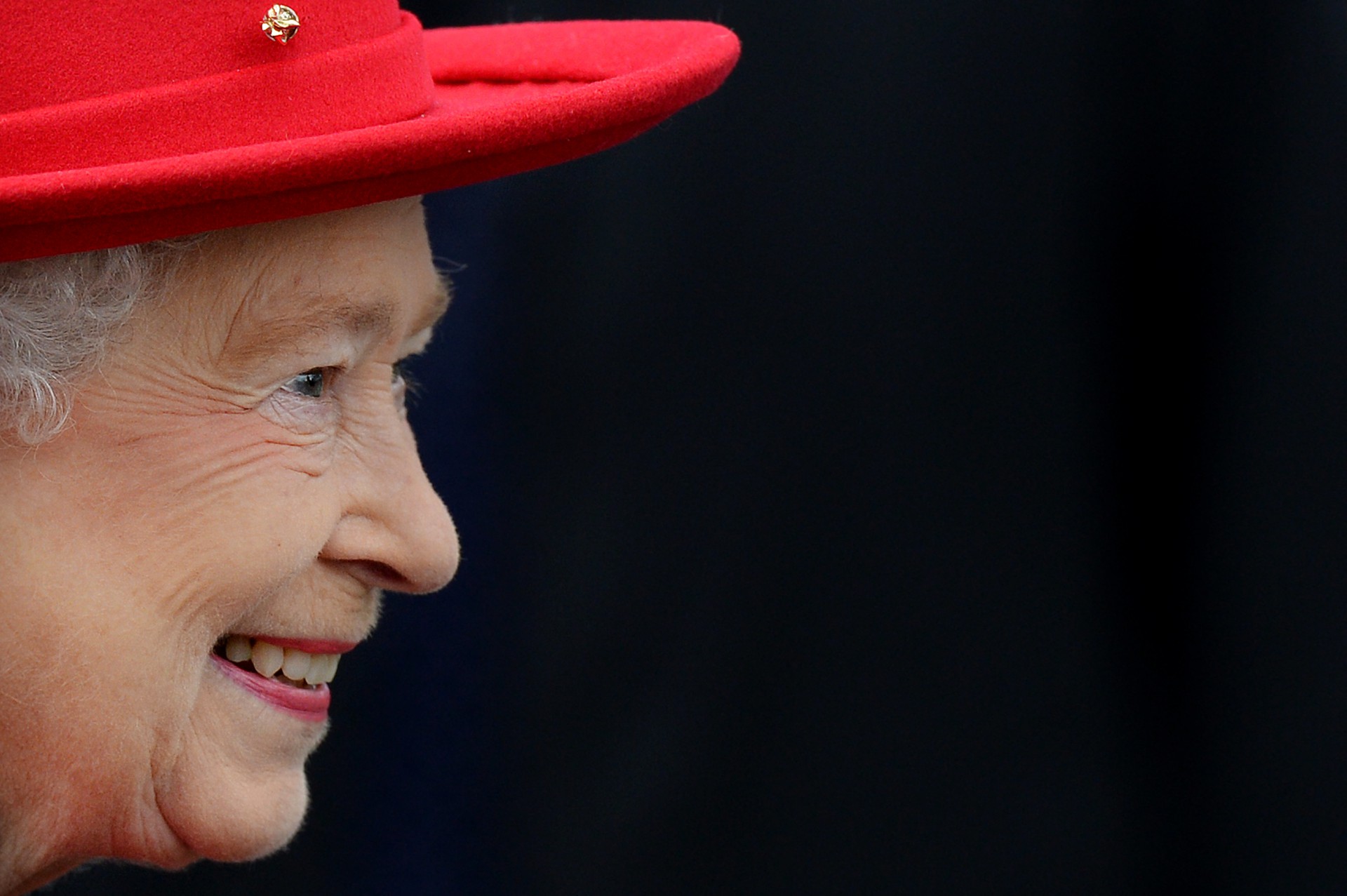 Nesta foto de arquivo tirada em 25 de abril de 2012, a rainha britânica Elizabeth II sorri enquanto assiste à reabertura da máquina de chá 'Cutty Sark' em Greenwich, leste de Londres (Foto: Ben STANSALL/AFP)