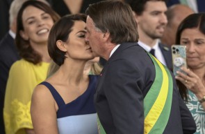 Brazilian President Jair Bolsonaro (R) and First Lady Michelle Bolsonaro kiss during a military parade to mark Brazil's 200th anniversary of independence in Brasilia, on September 7, 2022. (Photo by EVARISTO SA / AFP)