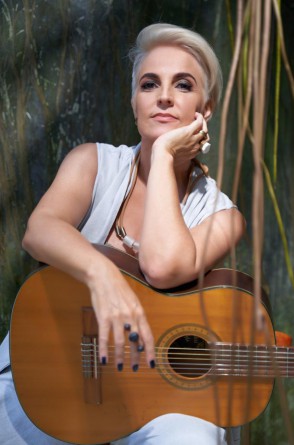 Cantora carioca Isabella Taviani participa do projeto Duetos