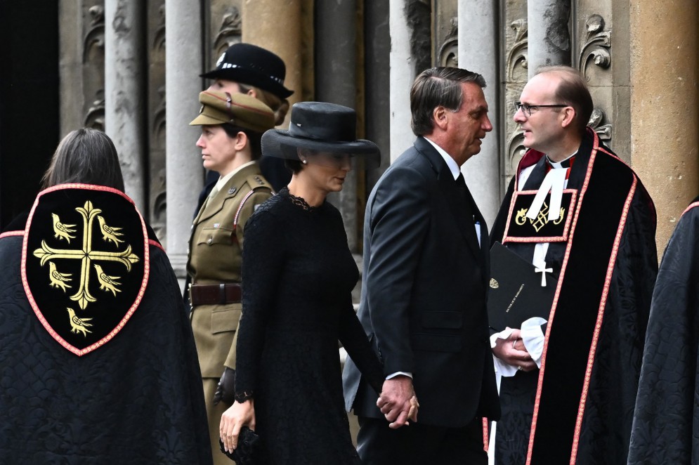 O presidente do Brasil, Jair Bolsonaro (D), e sua esposa, Michelle Bolsonaro, chegam à Abadia de Westminster, em Londres, em 19 de setembro de 2022, para o Serviço Funerário da Rainha Elizabeth II da Grã-Bretanha(Foto: MARCO BERTORELLO / AFP)