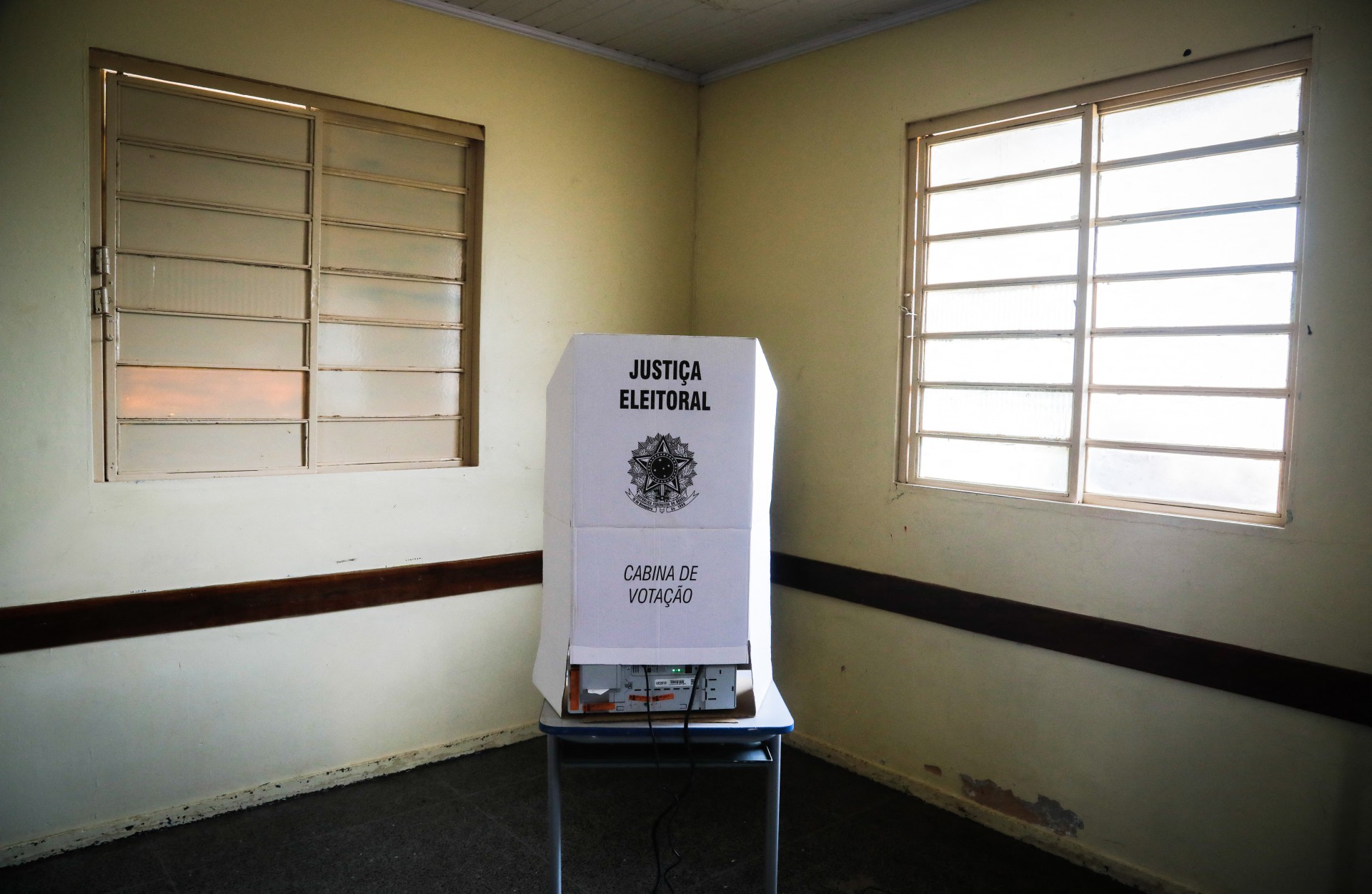 Vista de uma sala de votação com urna eletrônica, às vésperas da eleição presidencial em Brasília, Brasil, em 1º de outubro de 2022 (Foto: SERGIO LIMA / AFP)