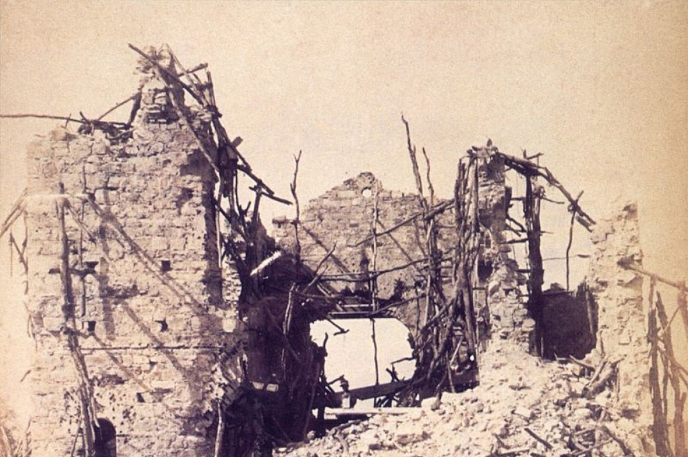 Ruínas da Igreja de Bom Jesus, bombardeada durante guerra contra Canudos (Foto: Wikipedia)