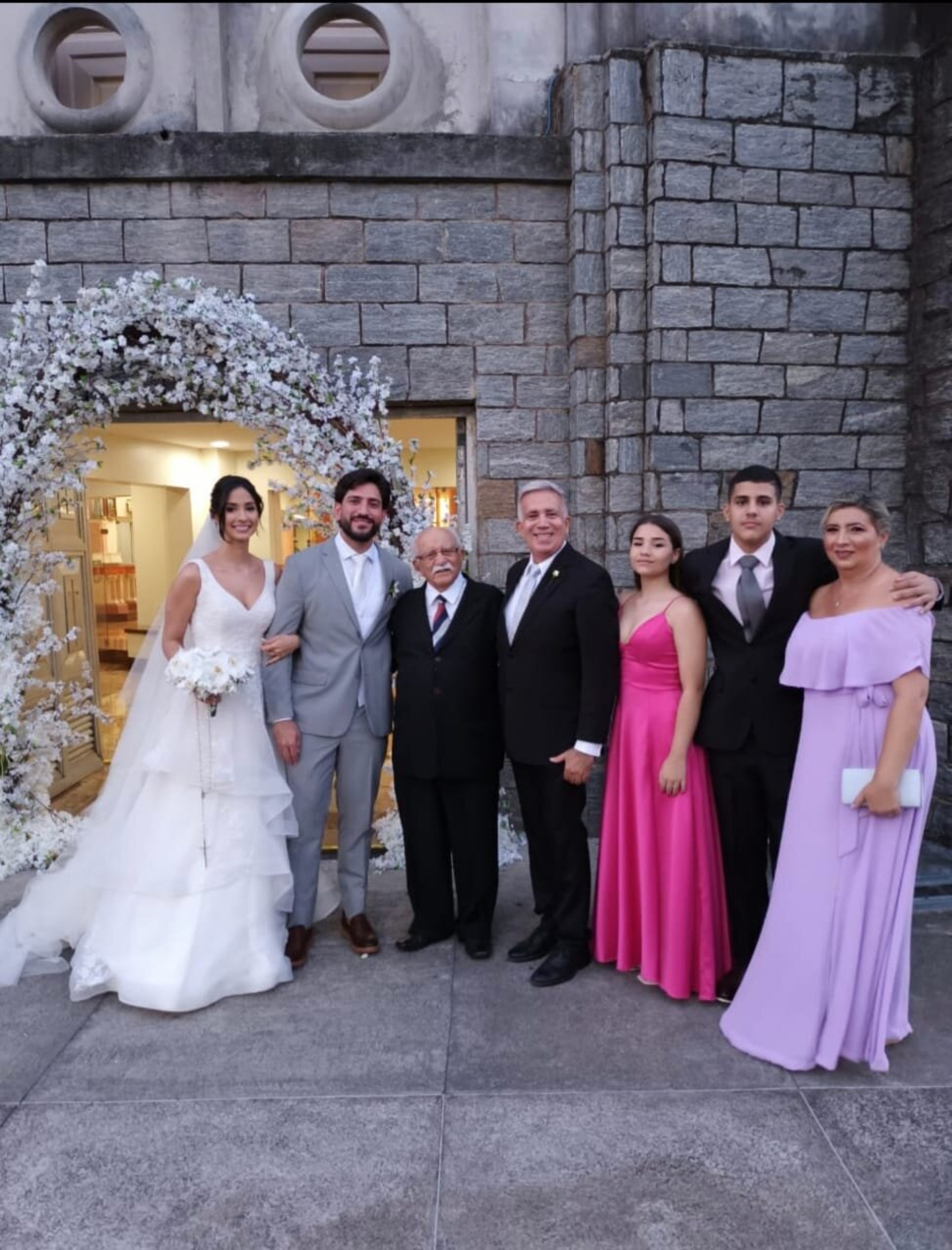 Noivos do último dia 24, Raquel Siqueira Alencar e Carlos Tavares de Souza Neto em registro na Cripta da Catedral, onde selaram união. Posam com eles, Luciano Titara de Mesquita, Silvio Mesquita, Maria Adélia, João Gabriel e Angela Fabíola Tavares de Souza