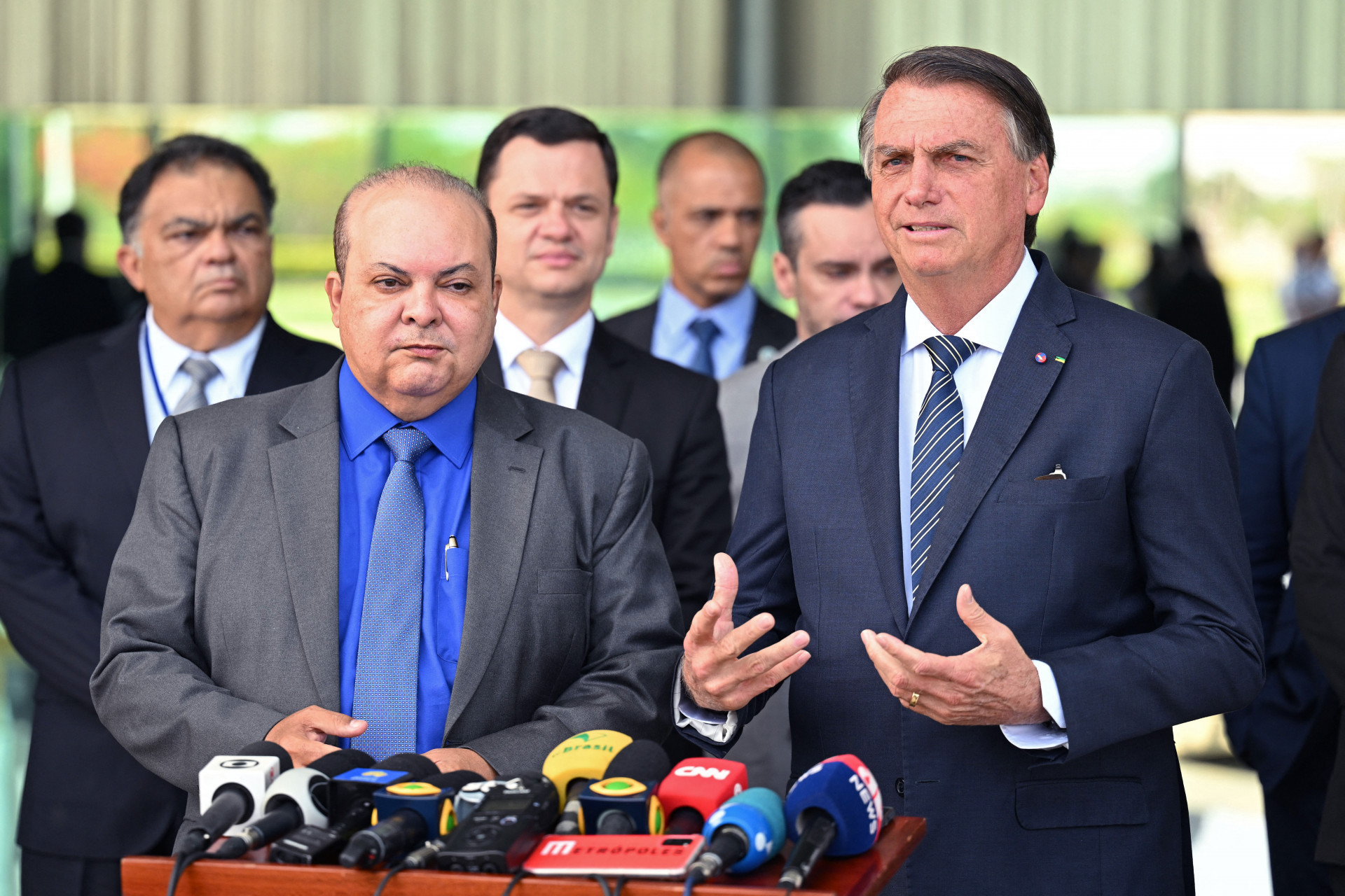 O presidente brasileiro e candidato à reeleição Jair Bolsonaro (R) fala à imprensa ao lado do governador reeleito do Distrito Federal Ibanes Rocha, no Palácio da Alvorada, em Brasília, em 5 de outubro de 2022 (Foto: EVARISTO SA / AFP)