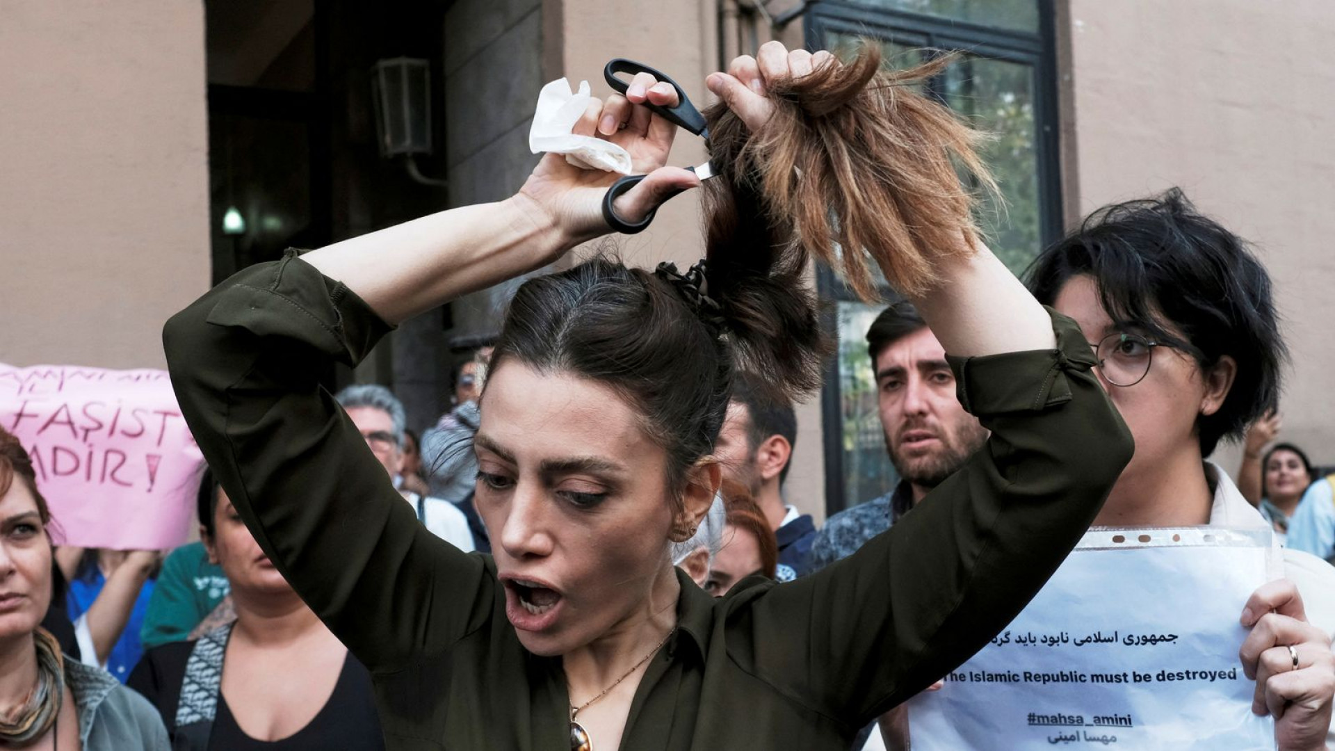 Mulheres desafiam regime iraniano com manifestações contra o uso obrigatório do véu  (Foto: AFP)