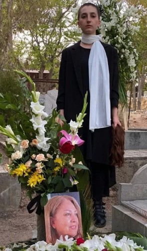 Algumas cortaram o cabelo, outras rasparam a cabeça.