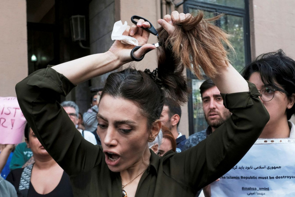 Na Turquia, manifestante corta os cabelos. O ato simbólico objetiva contrariar o Irã, em protesto ao assassinato de Mahsa.(Foto: AFP)