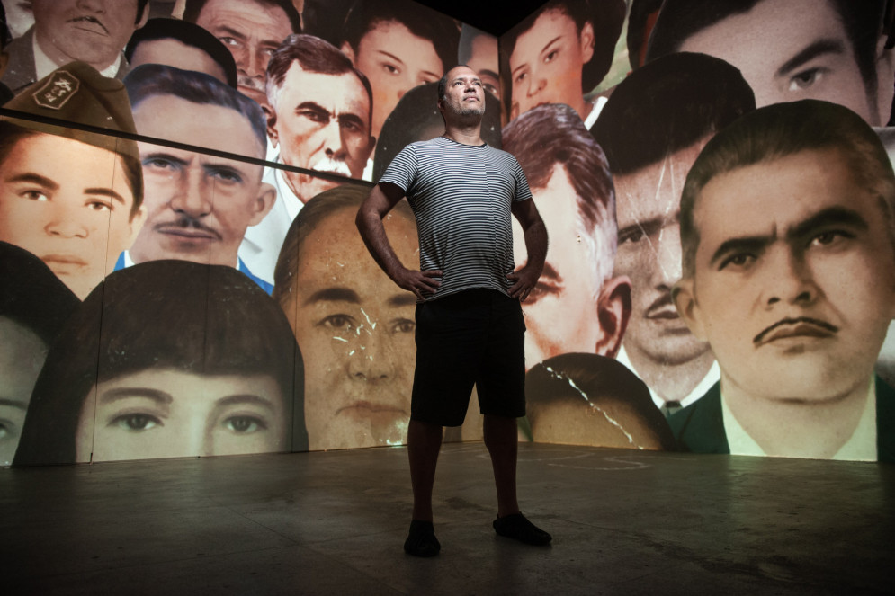 Batman Zavareze é o artista responsável pela exposição imersiva "Ontem choveu no futuro" em cartaz no Museu da Imagem e do Som do Ceará(Foto: Deivyson Teixeira / divulgação)