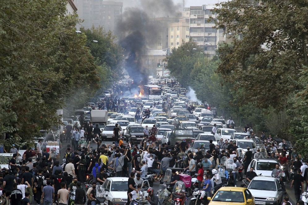 As manifestações contra a morte de Mahsa foram impulsionadas e lideradas por mulheres, e mobilizaram organicamente parte da população iraniana.(Foto: AFP)