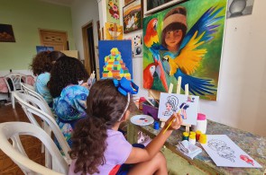 Crianças em oficina de pintura no atelier JSilvarte