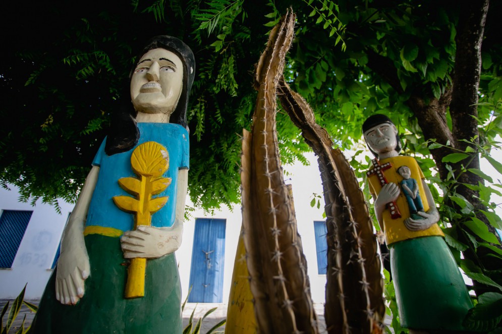 Representação dos moradores de Belo Monte em monumento no Memorial Antônio Conselheiro, em Quixeramobim (Foto: Aurelio Alves)