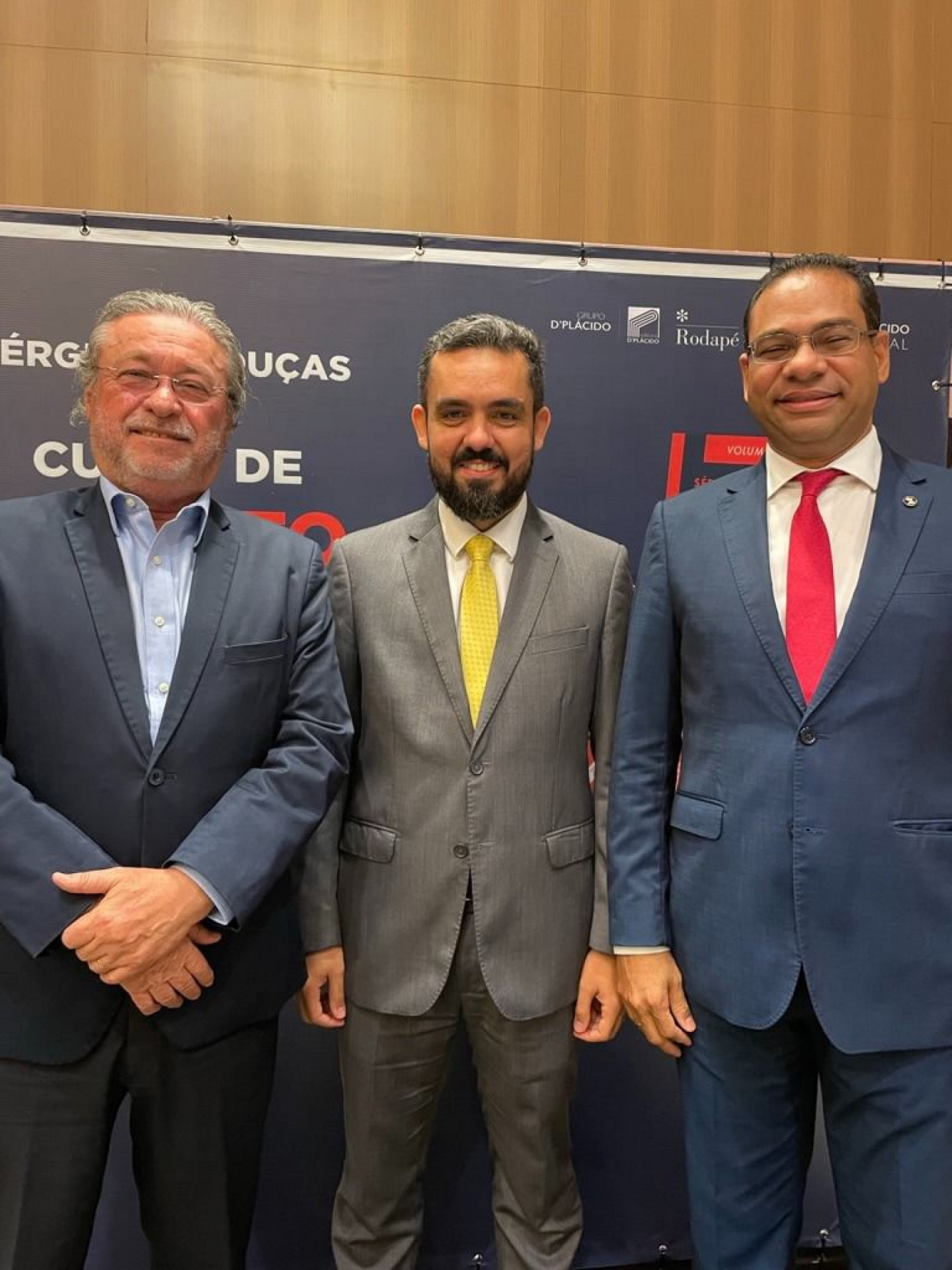 Autor entre Cândido Albuquerque e o desembargador André Costa (TJ-CE).  (Foto: DIVULGAÇÃO)