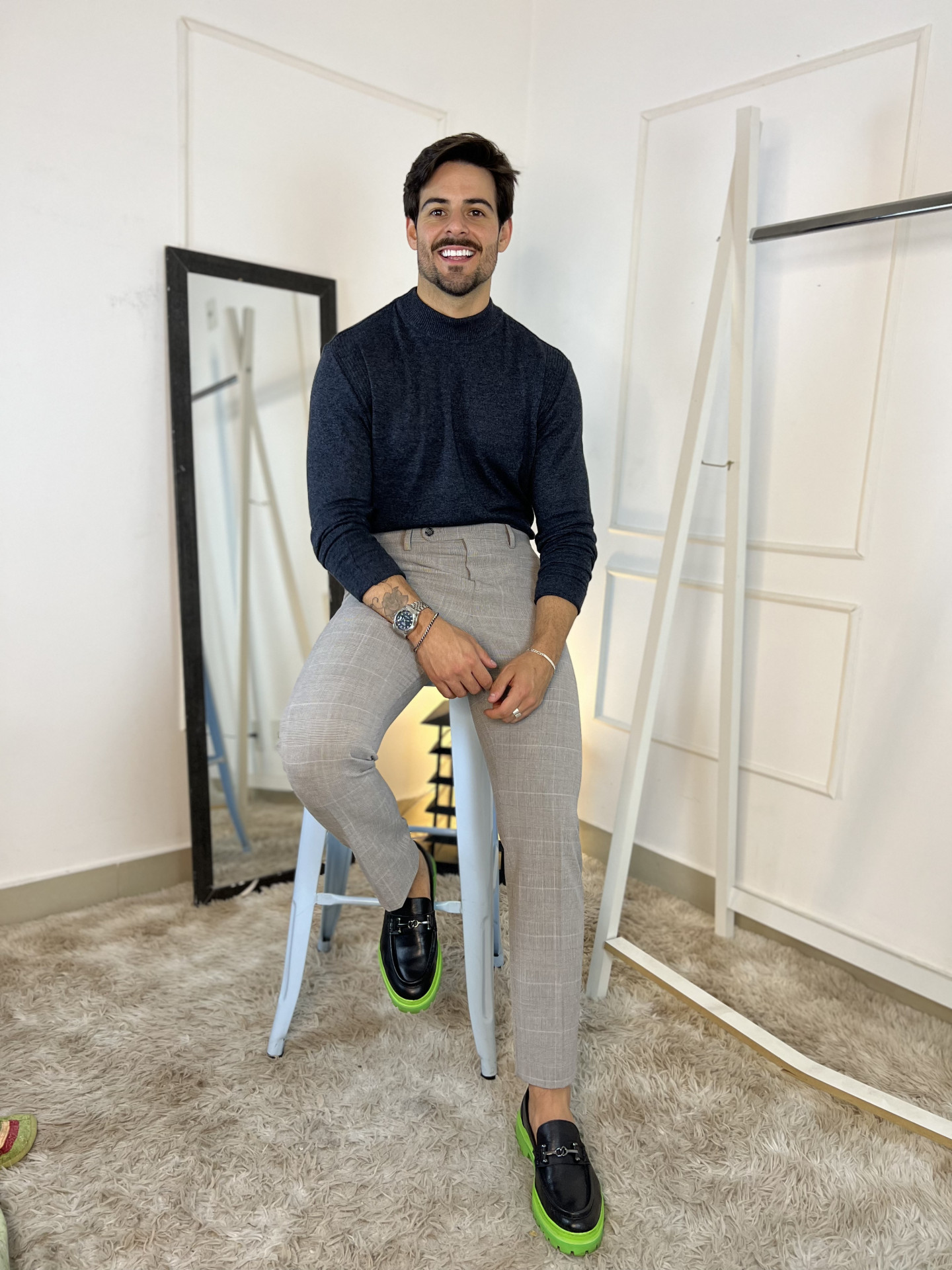 Lucas Chacon com o novo modelo da Homem do Sapato
