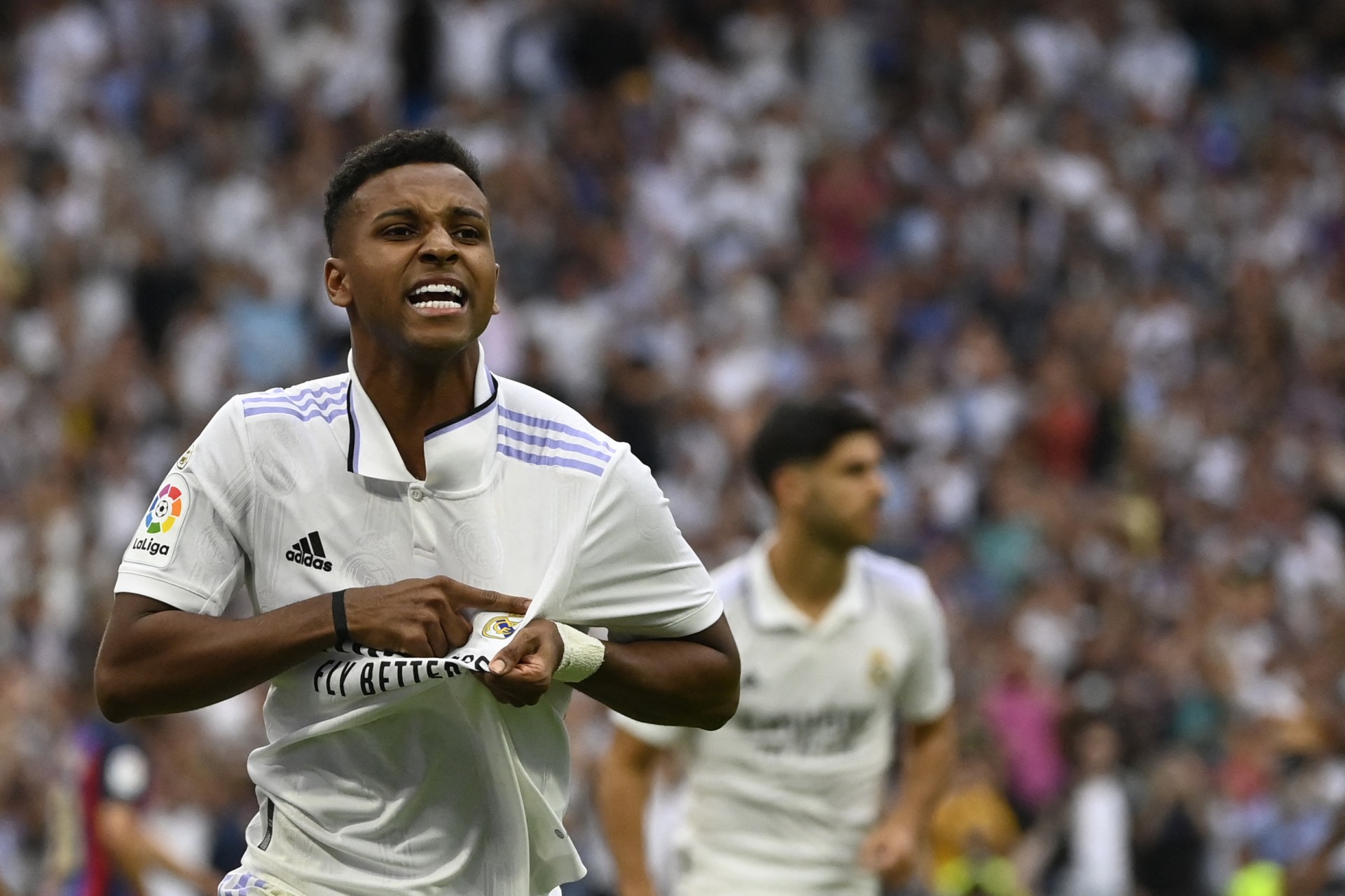 O atacante brasileiro do Real Madrid Rodrygo comemora após marcar o terceiro gol do Real Madrid durante a partida de futebol da Liga Espanhola contra o Barcelona no estádio Santiago Bernabeu, em Madri, em 16 de outubro de 2022. (Foto: PIERRE PHILIPPE MARCOU / AFP)