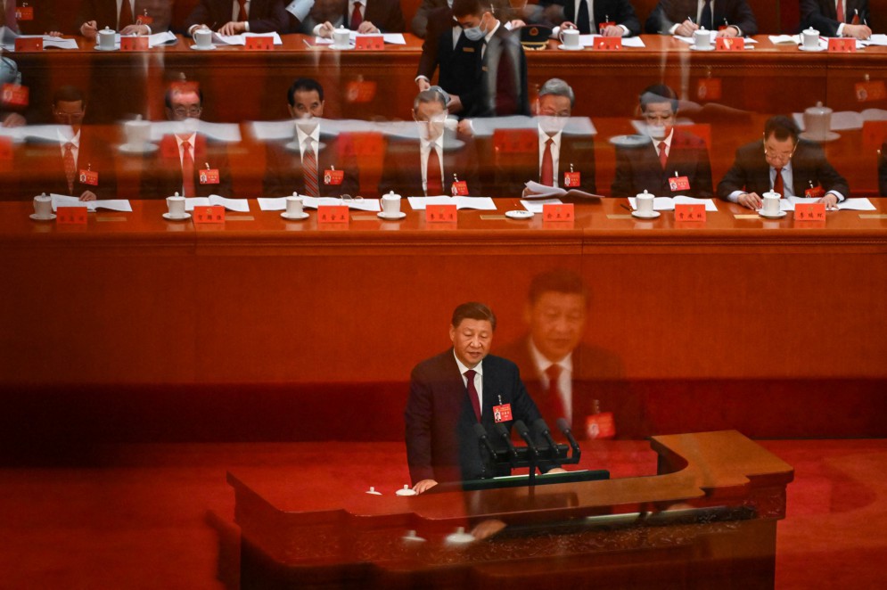 O presidente da China, Xi Jinping, fala durante a sessão de abertura do 20º Congresso do Partido Comunista Chinês no Grande Salão do Povo em Pequim, em 16 de outubro de 2022. O efeito foi alcançado variando a distância focal da lente.(Foto: NOEL CELIS / AFP)