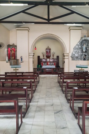 Interior da Igreja do Senhor do Bonfim construída por Antônio Conselheiro em 1877 mantém estrutura interna original, incluindo a madeira do altar e a imagem do Senhor do Bonfim(Foto: Regina Ribeiro)