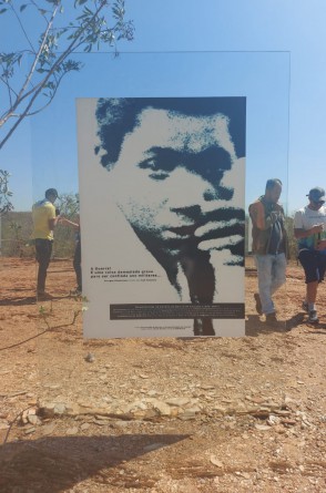 Rosto de mulher presa durante a guerra de 1897 abre a intervenção Os Memorialistas, no Parque Estadual de Canudos(Foto: Regina Ribeiron)