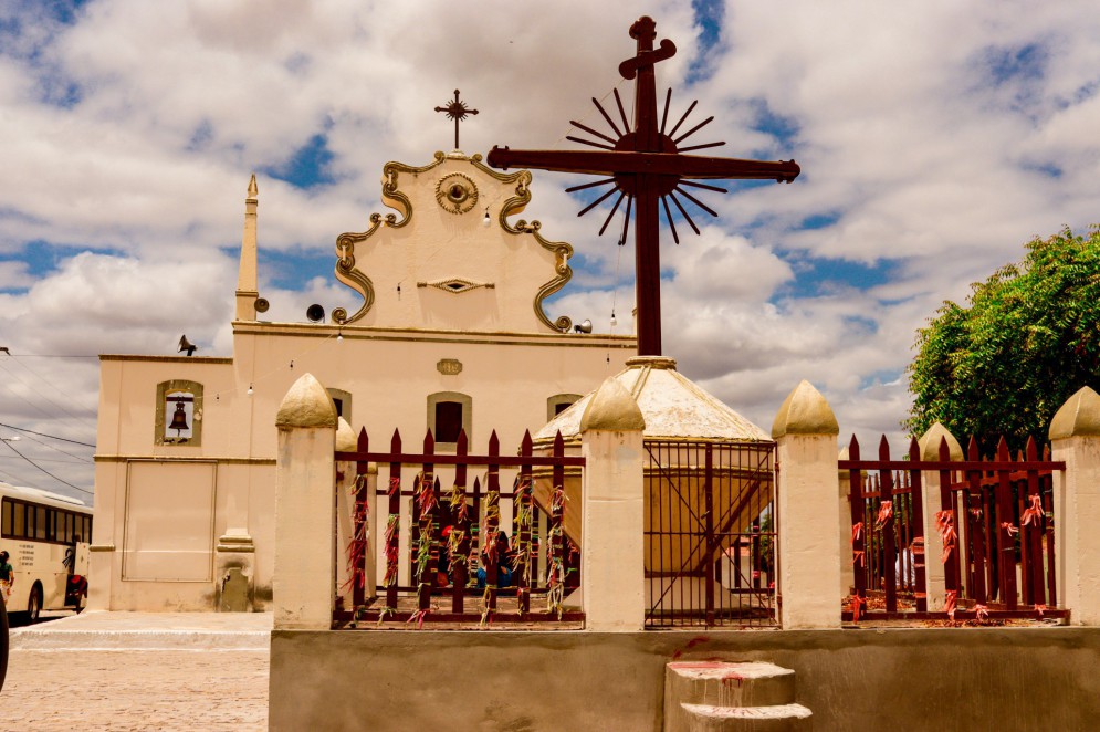 Fachada da igreja do Senhor do Bonfim, como cruzeiro, em Chorrochó, na Bahia, primeira igreja construída por Antônio Conselheiro (Foto: @Avelino)