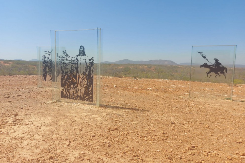 Chapada dos Equívocos com obras do pintor baiano Tripoli Gaudenzi, no Parque Estadual de Canudos(Foto: Regina Ribeiro )