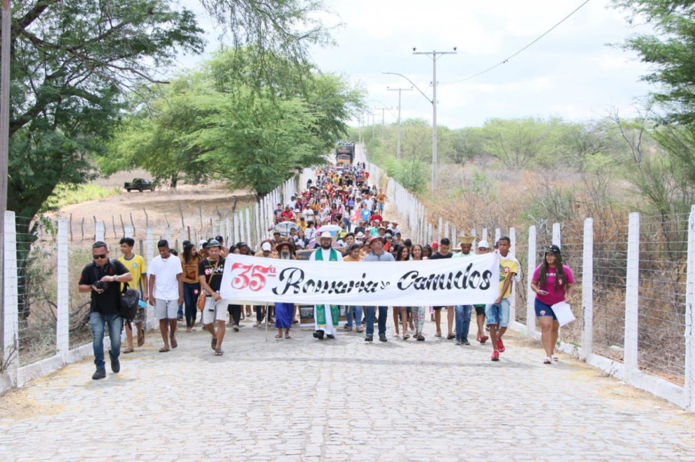 Estudantes da cidade de Canudos desfilam pela cidade. Antônio Conselheiro é o personagem central da romaria (Foto: Canudos TV/João Araújo/Lequinho Oliveira)