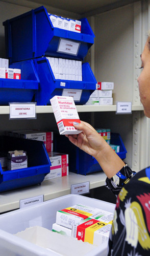 O tratamento é multidisciplinar e inclui medicamentos, exercícios e acompanhamento psicológico.
