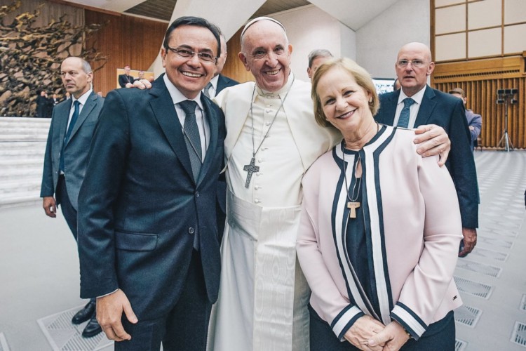 Moysés Azevedo e Emmir Oquendo com o papa Francisco(Foto: Arquivo Pessoal)