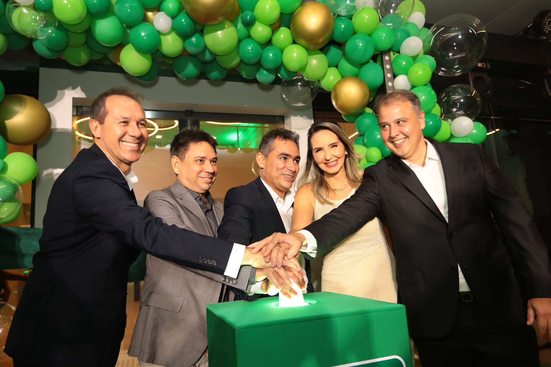 (Foto: Anderson de Deus/Divulgação)Francisco Assis, diretor de Provimento em Saúde; Flávio Ibiapina, diretor Administrativo-Financeiro; Marcos Aragão, presidente; Fernanda Colares, diretora de Recursos Próprios; Fabrício Martins, diretor Comercial