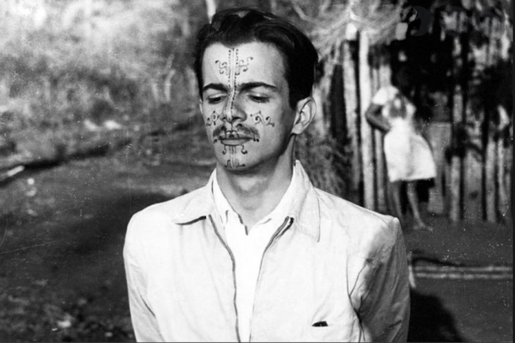 Darcy Ribeiro com pintura Kadiwéu em Mato Grosso do Sol, em 1947(Foto: Fundação Darcy Ribeiro / divulgação)