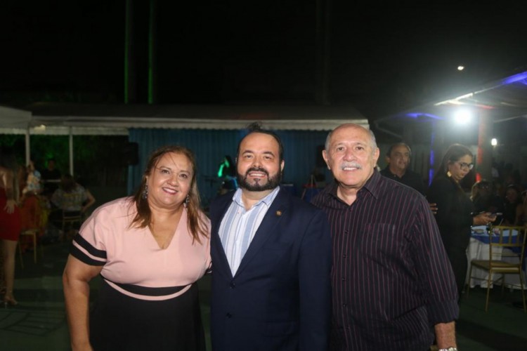 Wellington com o casal Mônica e Hélvio Feitosa(Foto: Arquivo Pessoal)
