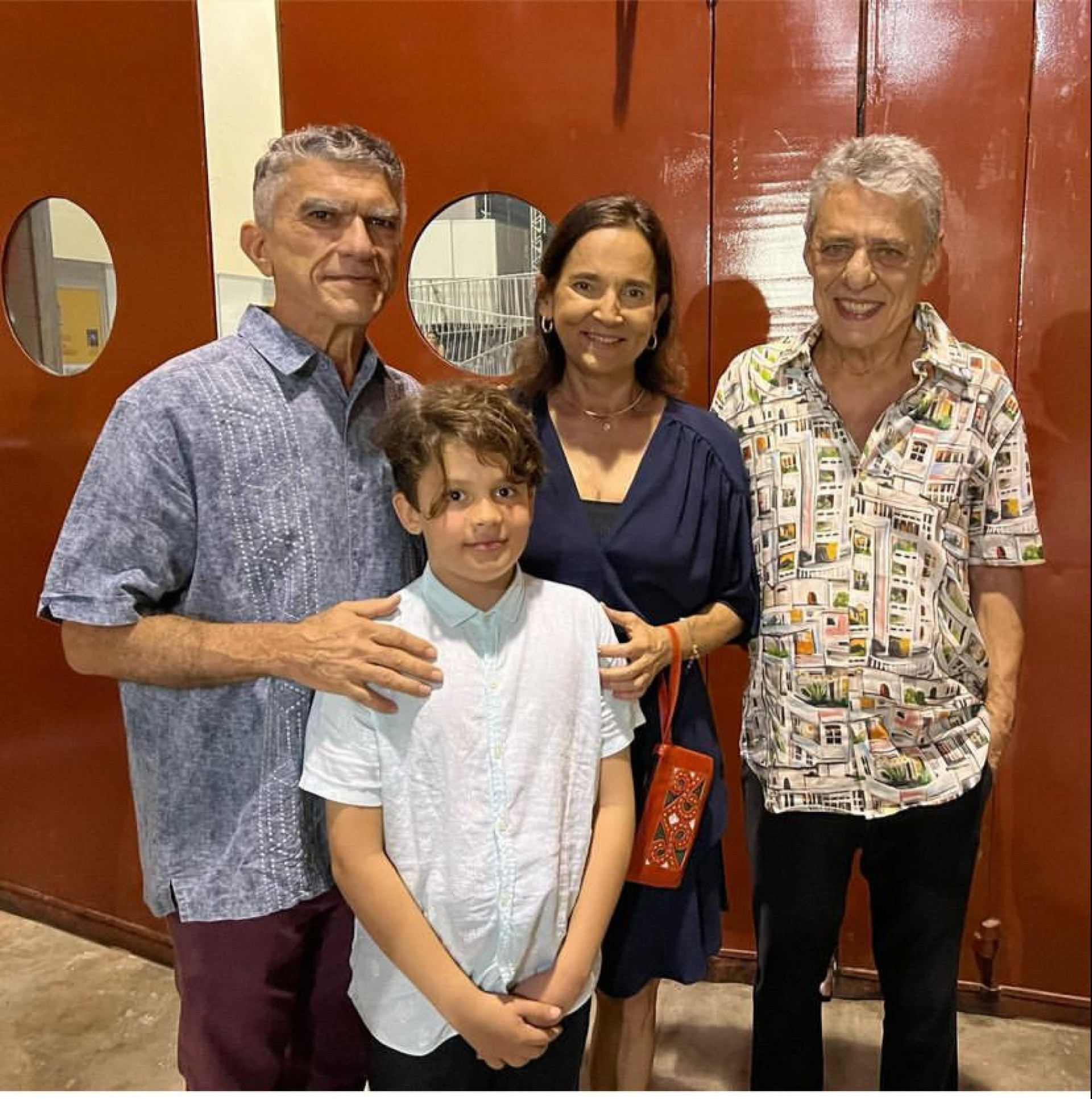 (Foto: arquivo pessoal)Clodoveu Arruda e Izolda Cela com o neto Bernardo e o músico Chico Buarque de Holanda