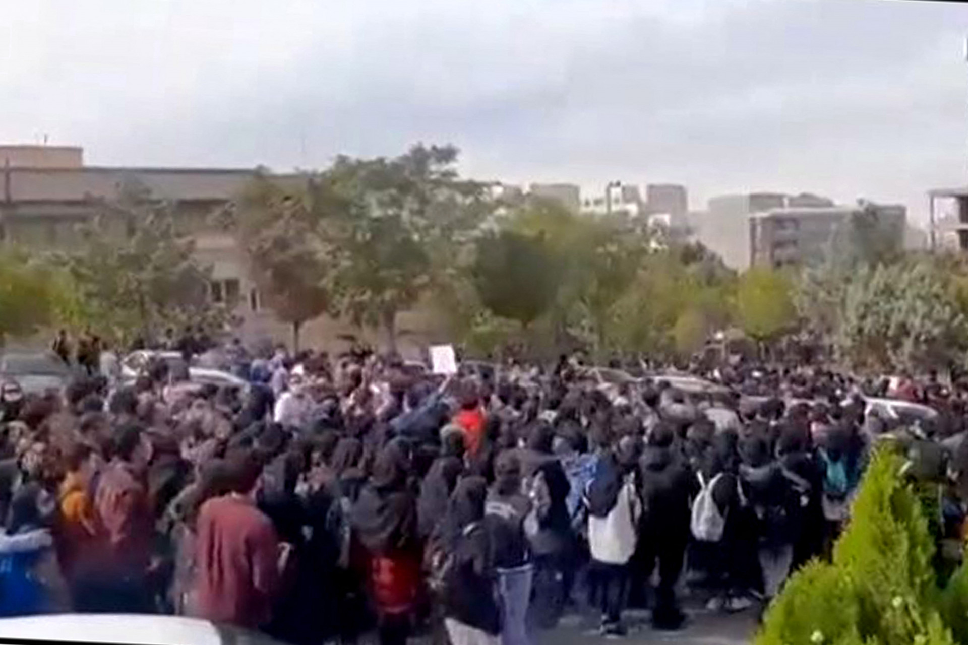 Estudantes protestando do lado de fora da universidade de ciências médicas na cidade de Tabriz, no noroeste do Irã. (UGC / AFP)