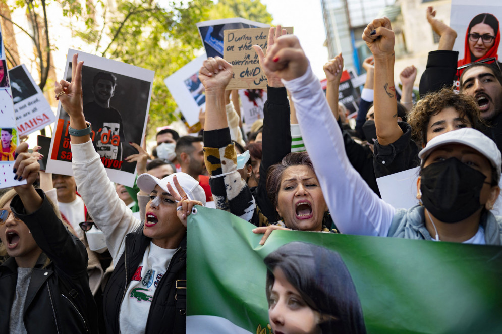 Manifestantes cantam slogans durante uma manifestação do lado de fora do consulado iraniano em Istambul, em 17 de outubro de 2022, após a morte de Mahsa Amini.(Foto: YASIN AKGUL / AFP)