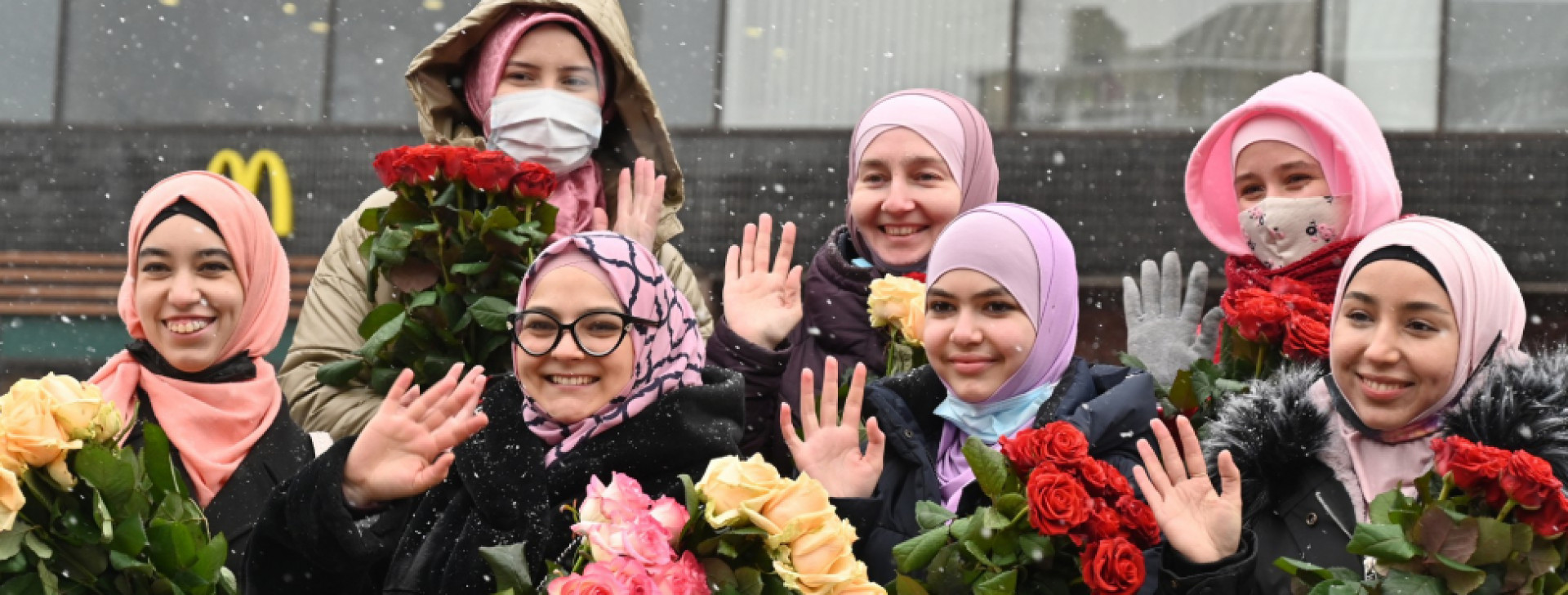 Ativistas da Associação Ucraniana de Mulheres Muçulmanas cumprimentam os transeuntes durante as celebrações do Dia Mundial do Hijab no centro de Kiev em 1º de fevereiro de 2021.