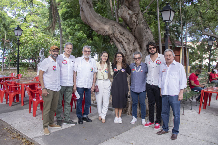 Ato de empresários pró-Lula no Passeio Público(Foto: Samuel Setúbal/Especial para O POVO)