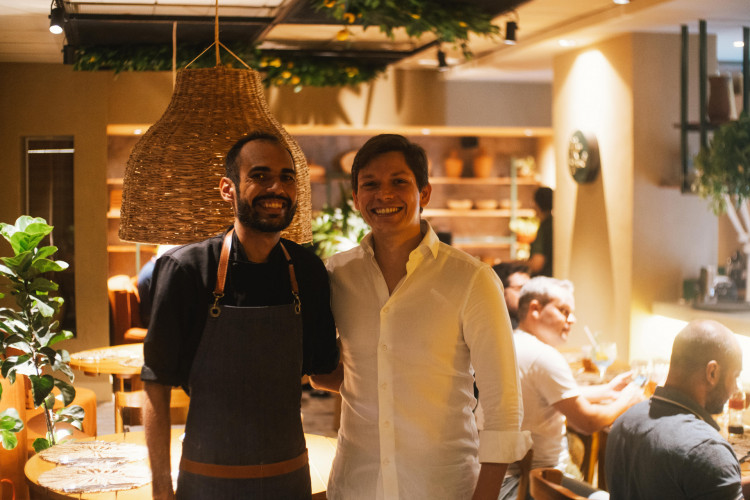 Chef Arthur Alves e sócio do Mar de Lima, empresário Diogo Gouveia Jr.(Foto: Daniel Brainer/Divulgação)