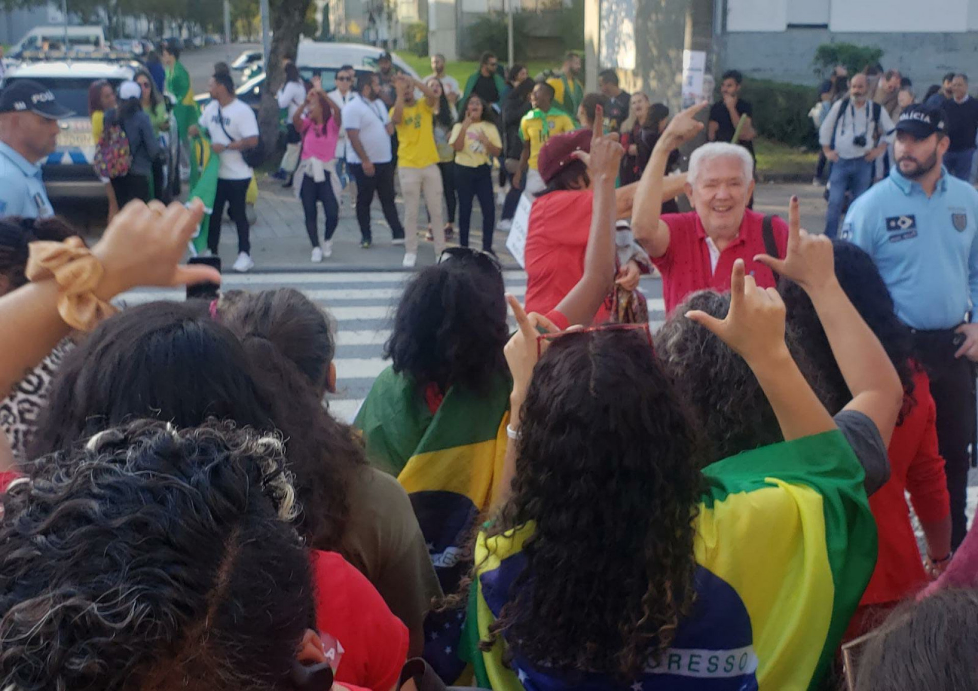 Brasileiros no Porto (Portugal) votam e celebram (Foto: Pedro Pozzato - Especial para O POVO)