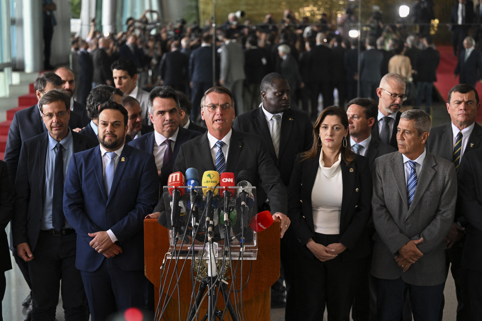 O presidente brasileiro Jair Bolsonaro (C) faz uma declaração pela primeira vez desde o segundo turno da eleição presidencial de domingo, no Palácio da Alvorada, em Brasília, em 1º de novembro de 2022 (Foto: EVARISTO SA / AFP)