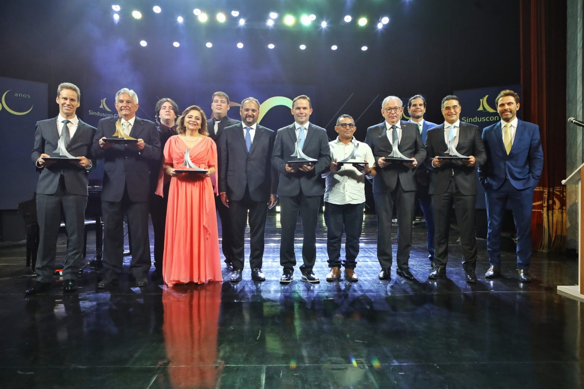 Presidente Patriolino com agraciados (Foto: João Filho Tavares)