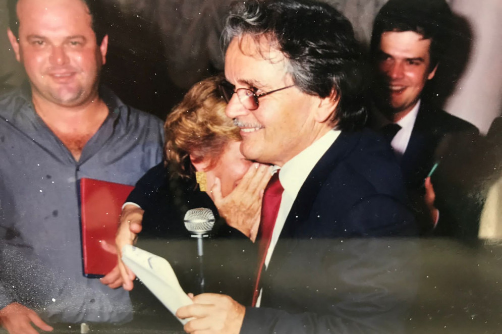 Ana Lúcia Mota recebe homenagem de empresário italiano, Umberto Manfredini. Ocasião marcou para sempre a história da industrial(Foto: Divulgação Cerbras)
