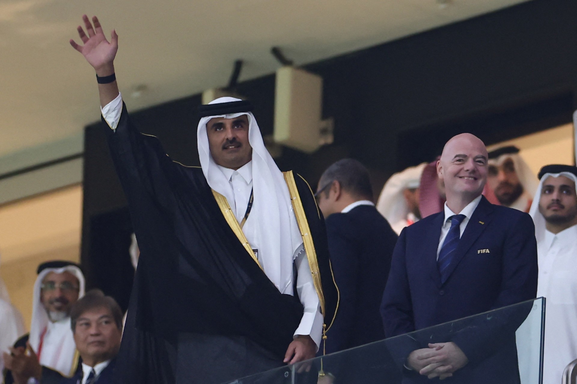 ￼TAMIM al-Thani, do Catar, ao lado de Gianni Infantino (Foto: KARIM JAAFAR / AFP)