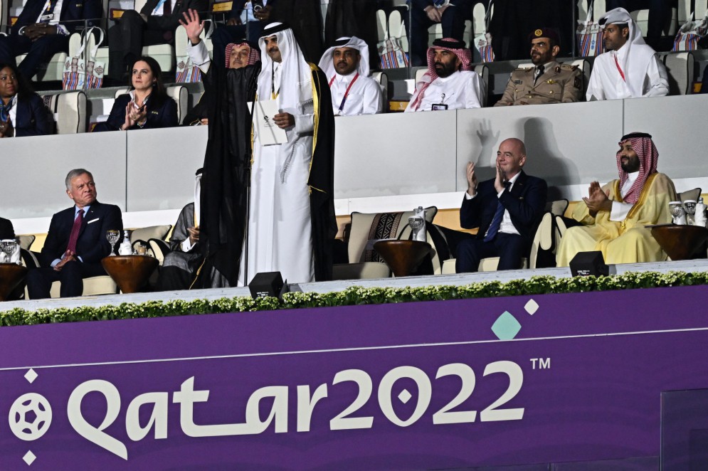 O Emir Sheikh Tamim bin Hamad al-Thani (C) do Catar acena antes de fazer um discurso ao lado de Abdullah II Rei da Jordânia (E), o presidente da FIFA Gianni Infantino (2ndR) e o príncipe herdeiro da Arábia Saudita Mohammed bin Salman al-Saud durante a abertura Cerimônia antes da partida de futebol do Grupo A da Copa do Mundo do Catar 2022(Foto: MANAN VATSYAYANA / AFP)
