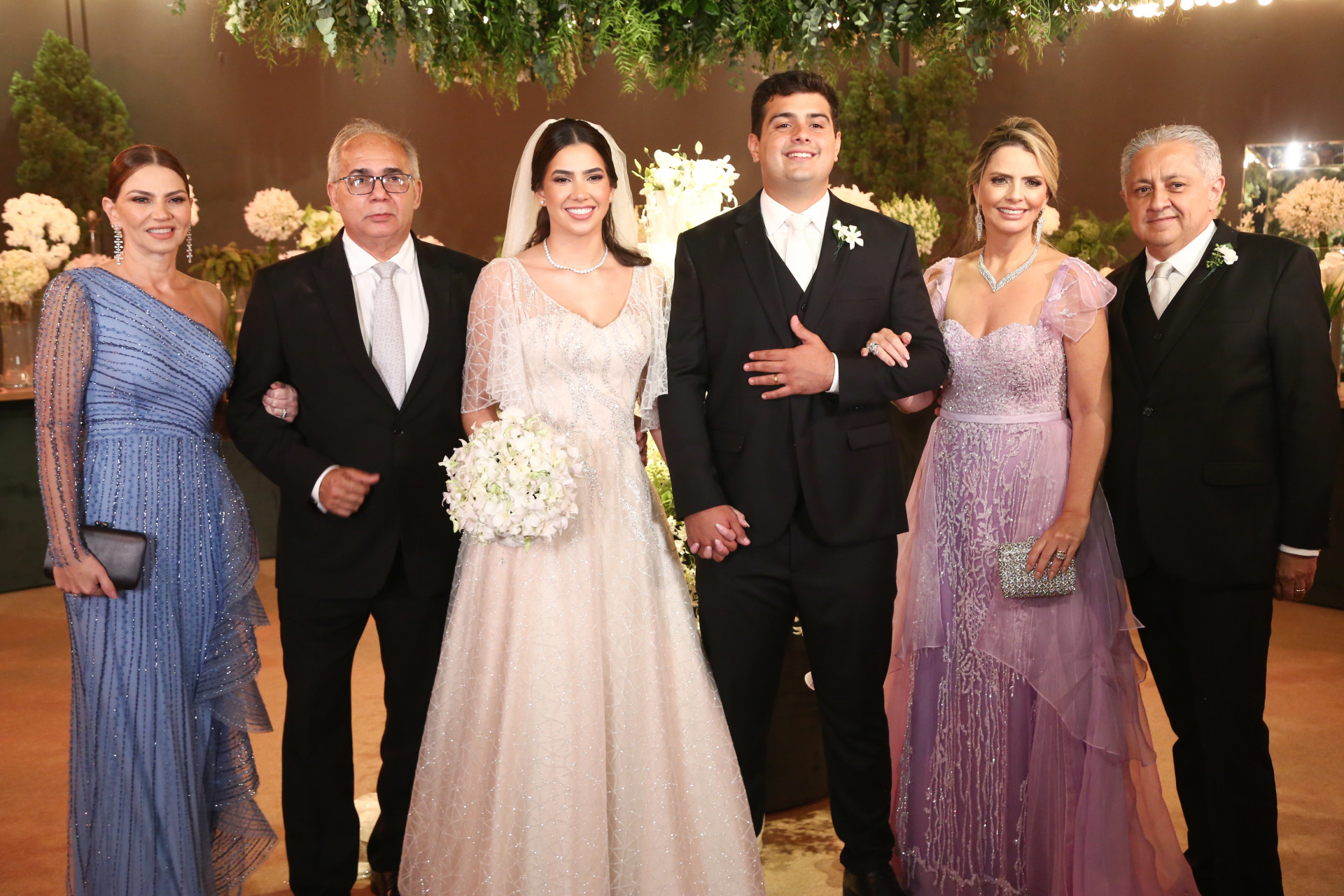 (Foto: Paulo Maximo/ Divulgação )Noivos com os pais dela Surama Geleilate e Silvio Cavalcante, e dele Thaís e Adriano Pinto.
