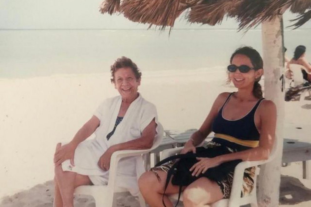 Izolda Cela e a mãe Maria Helena, em registro antigo compartilhado pela governadora(Foto: Reprodução/Instagram @izoldacelace)