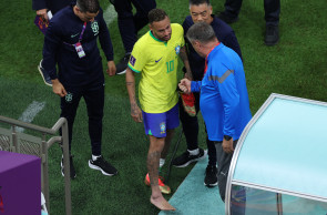 O atacante número 10 do Brasil, Neymar, caminha com um tornozelo inchado no final da partida de futebol do Grupo G da Copa do Mundo do Catar 2022 entre Brasil e Sérvia no Lusail Stadium em Lusail, norte de Doha, em 24 de novembro de 2022.
