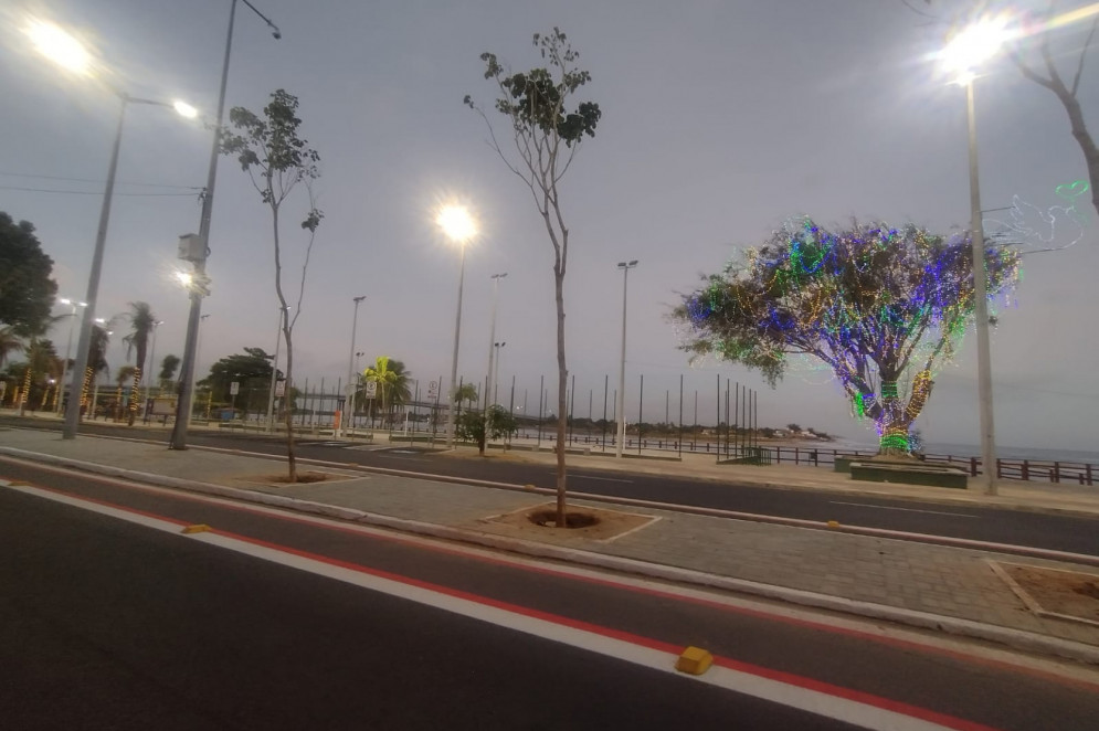 Natal 2022: iluminação no calçadão na Av. Beira Rio (Barra do Ceará)(Foto: Eliomar de Lima)