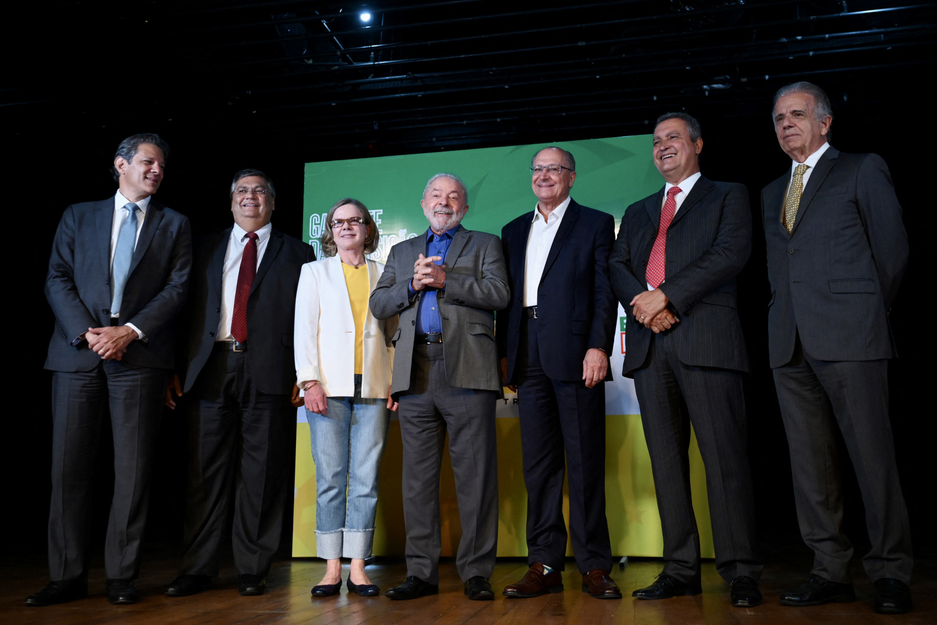LULA anunciou ontem os primeiros ministros de seu governo (Foto: EVARISTO SA / AFP)