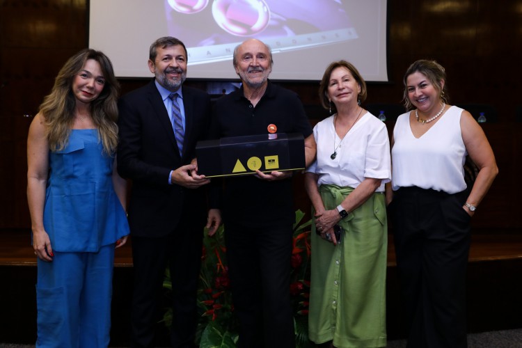 Hans Donner homenageado com uma escultura de Sérvulo Esmeraldo(Foto: ARES SOARES/Divulgação)